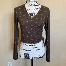 Load image into Gallery viewer, Antistar women top Grey floral V-neckline side ruched tie crop top