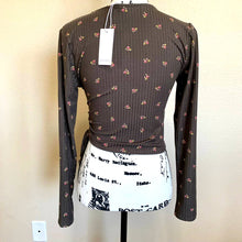 Load image into Gallery viewer, Antistar women top Grey floral V-neckline side ruched tie crop top