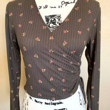 Load image into Gallery viewer, Antistar women top Grey floral V-neckline side ruched tie crop top