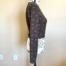 Load image into Gallery viewer, Antistar women top Grey floral V-neckline side ruched tie crop top