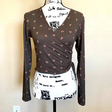 Load image into Gallery viewer, Antistar women top Grey floral V-neckline side ruched tie crop top